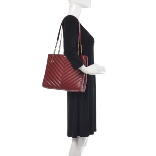 SAINT LAURENT Grain de Poudre Matelasse Chevron Medium Tribeca Shopping Bag Garnet - Image 4